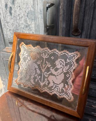 Vassoio vintage in legno vetro e ricamo di pizzo