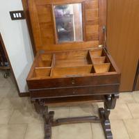 Antico tavolo da cucito in mogano del XIX secolo