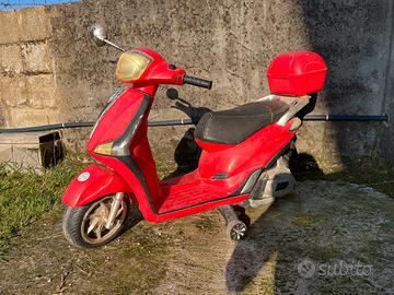 Vespa giocattolo elettrica