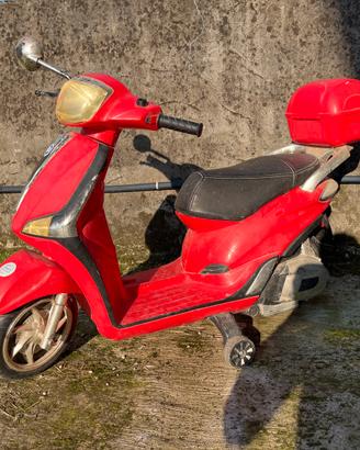 Vespa giocattolo elettrica