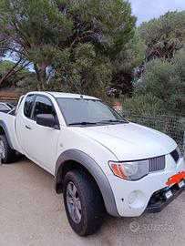Mitsubishi L200 4 posti