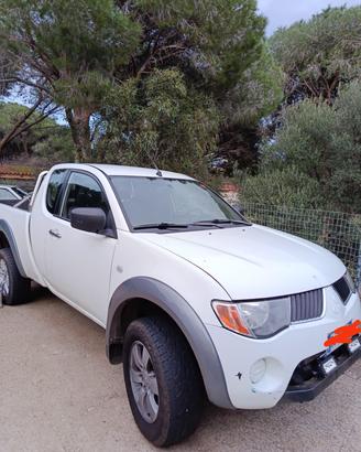 Mitsubishi L200 4 posti