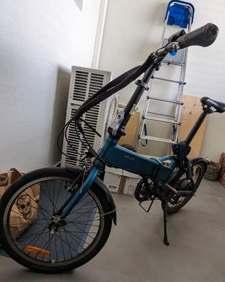 Bicicletta Oxylane pieghevole a pedalata assistita