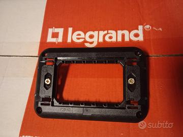 Supporti Legrand Vela 3 moduli – 072843