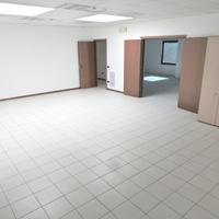 Spazioso ufficio cablato con parcheggio