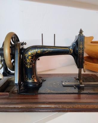 Macchina da cucire antica da collezione