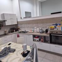 cucina completa-letto contenitore-comodino-comò