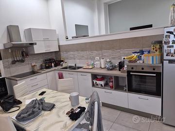 cucina completa-letto contenitore-comodino-comò