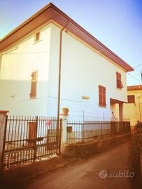 Casa indipendente con corte e giardino