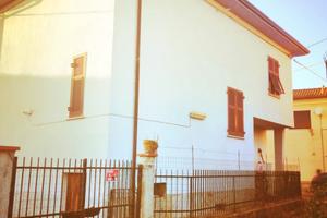 Casa indipendente con corte e giardino