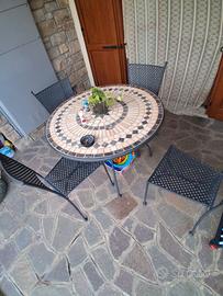 Tavolo con mosaico marmo e sedie ferro