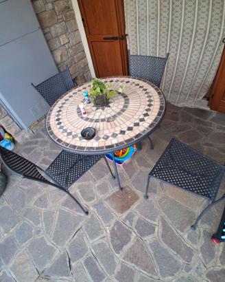 Tavolo con mosaico marmo e sedie ferro