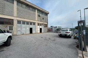 Capannone industriale - 307mq con doppia entrata
