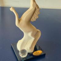 Statuetta Cavallo Rampante in Resina e Base Vetro
