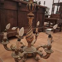 Lampadario antico in legno