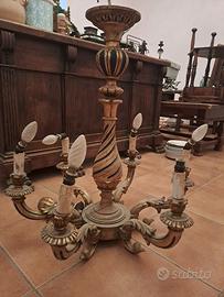 Lampadario antico in legno