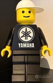 Omino Lego XXL 20cm Yamaha 