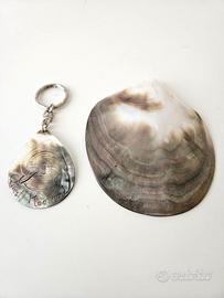 Portachiavi e conchiglia madreperla lungh. 10 cm