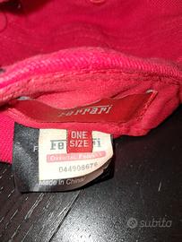 CAPPELLINO FERRARI AUTOGRAFATO