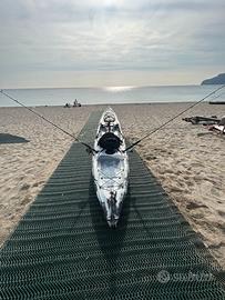 Kayak da pesca a pagaia marca SKF .