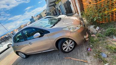 Peugeot 208 - 2012