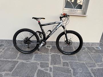 Bici in carbonio biammortizzata