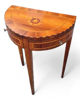 Piccola consolle da ingresso demilune con intarsio