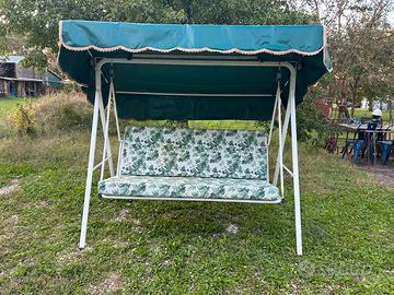 Dondolo in ferro da giardino