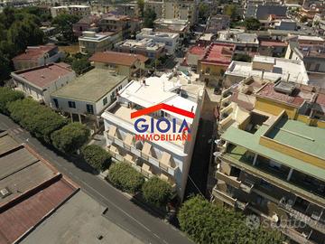 Palazzo / Stabile di 970 m² con più di 5 locali a 
