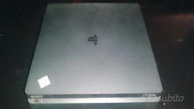 Ps4 slim + 4 giochi + 2 controller + fili