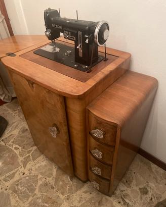 Macchina da cucire Necchi con mobiletto