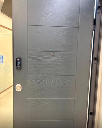 Porta blindata con serratura motorizzata