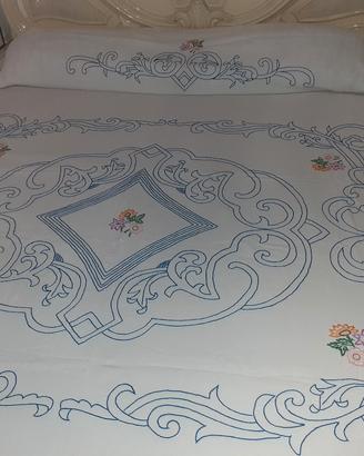 Coperta matrimoniale ricamata a mano 
