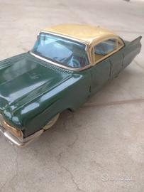 ‘60. Auto in latta vintage Cadillac a batte