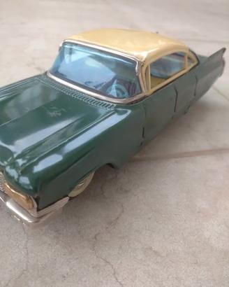 ‘60. Auto in latta vintage Cadillac a batte