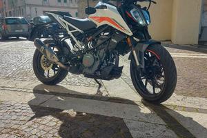 Moto KTM 390 duke