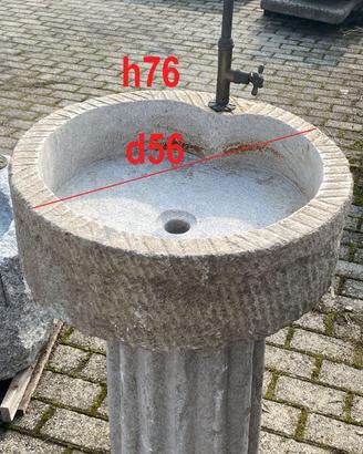 Fontana a colonna rustica in granito