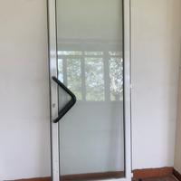 Porta doppia a due ante e 2 finestre in alluminio