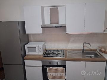 cucina con frigo