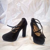 Eleganti scarpe scamosciate con cinturini
