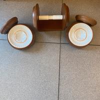 Portarotolo e due portasapone o oggetti