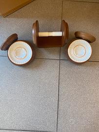 Portarotolo e due portasapone o oggetti