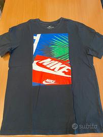 T-shirt Nike nera con stampa grafica