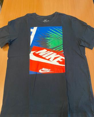 T-shirt Nike nera con stampa grafica