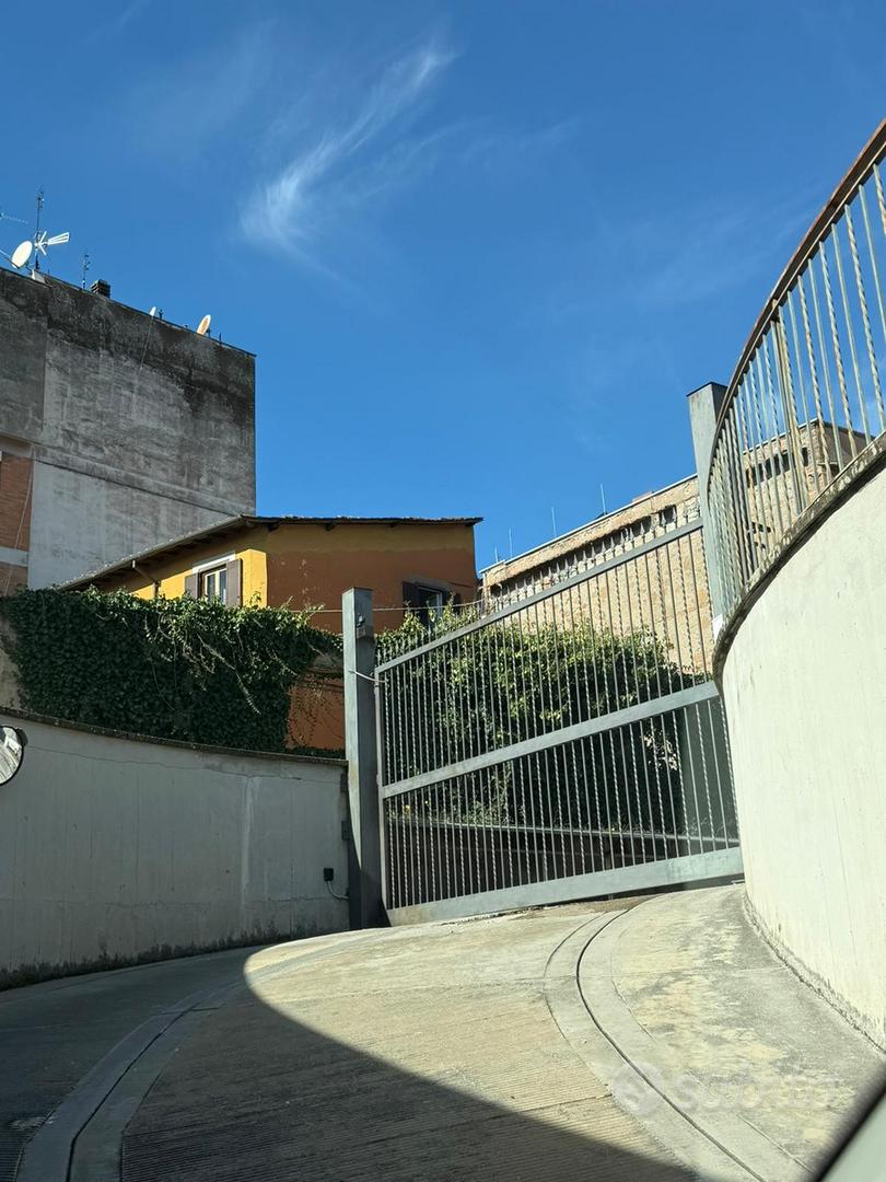 Posto auto coperto con cancello automatico - Garage e box In vendita a Roma