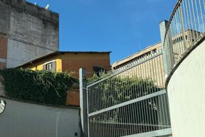 Posto auto coperto con cancello automatico