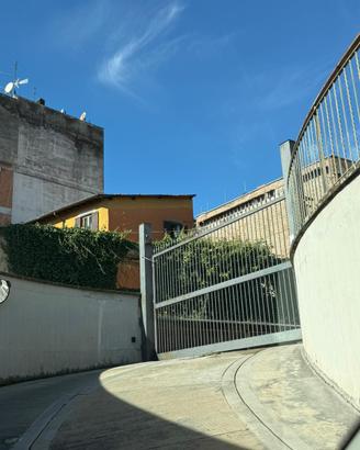 Posto auto coperto con cancello automatico
