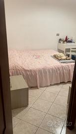 Camera singola in condivisione con una coppia