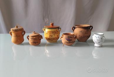 Vasetti per zafferano e miele in terracotta.