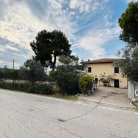 Villa su due livelli con giardino perimetrale